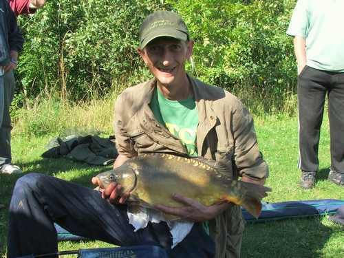W13.jpg Martin and his biggest carp of the day. picture by pnm123