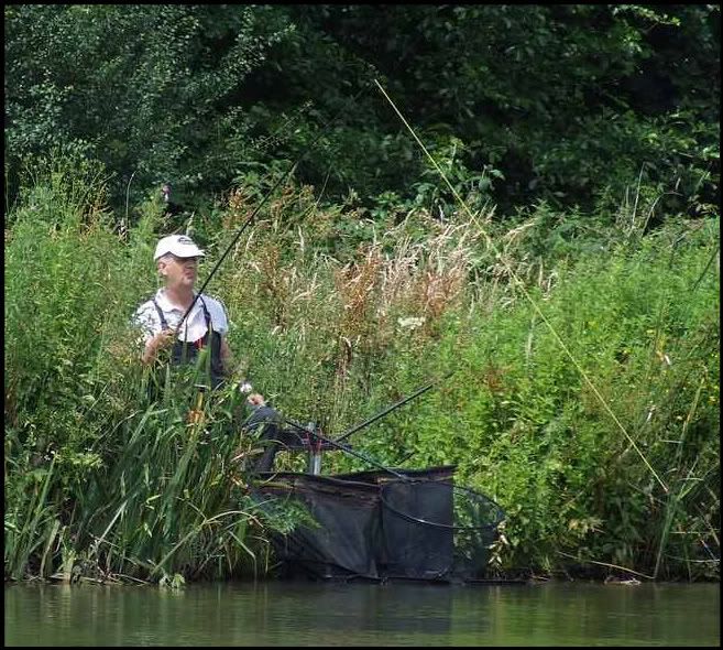 a6-6.jpg Peter playing a Carp. picture by pnm123