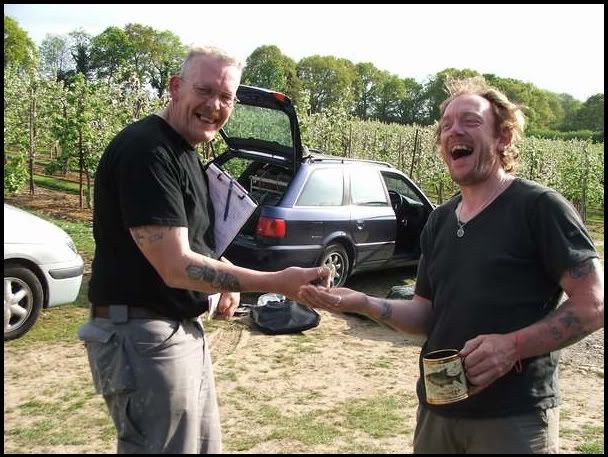 a15-1.jpg Mick pays his quid to Geoff. picture by pnm123