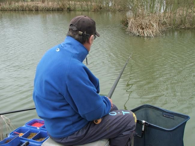 a23.jpg Pete Thompson willing the float to go under. picture by pnm123