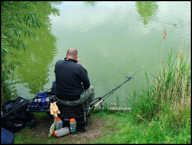  Kev fishes the feeder on peg 1.