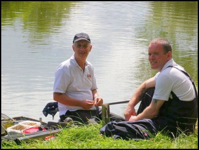 PeteandDave.jpg Pete and Dave Wall chat before the start of the match.