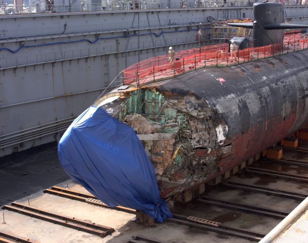 US_Navy_050127-N-4658L-030_The_Los_Angeles-class_fast-attack_submarine_USS_San_Francisco_SSN_711_in_dry_dock_to_assess_damage_sustained_afte.jpg