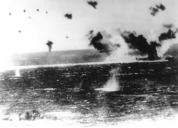 USS_Lexington_under_attack_at_Coral.jpg