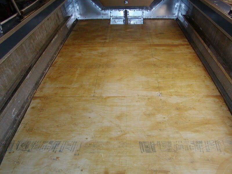 Plywoodfloorwithglue4.jpg