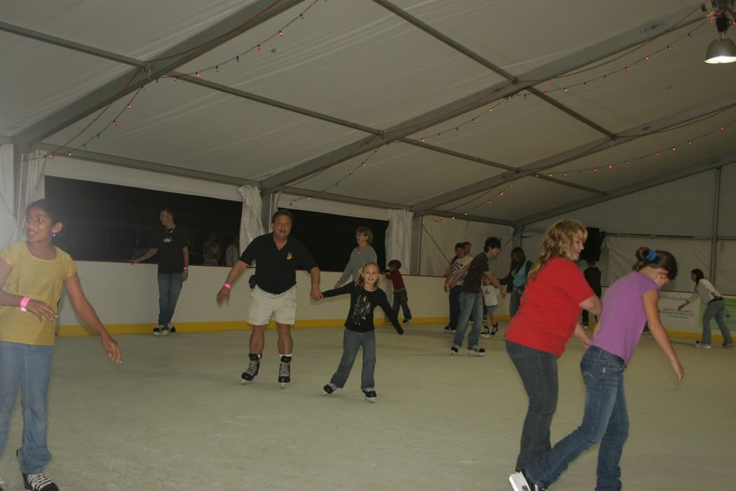 Christmas2008_HankGigiSkate_5x7.jpg Me and Gigi cutting the ice picture by hanktank88