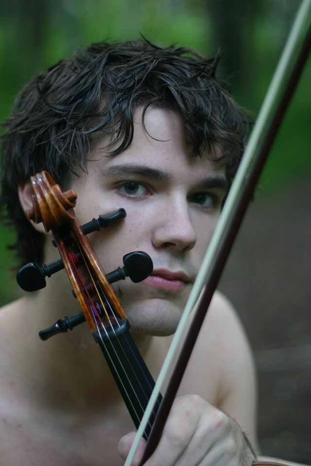 IMAGE: http://img.photobucket.com/albums/v96/Mitchkitter/Robbie%20shoot/IMG_6372640.jpg