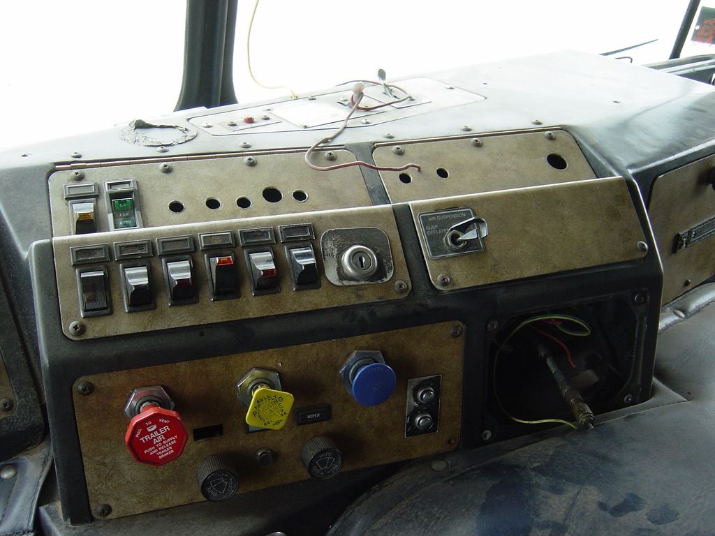 76_kenworth_dash2.jpg