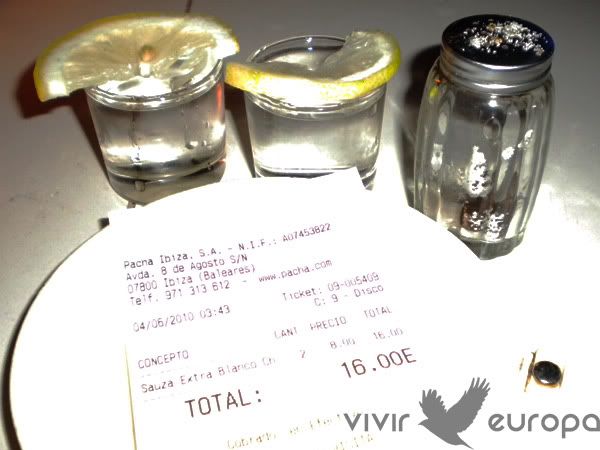 Chupitos de tequila en Pacha en Ibiza.