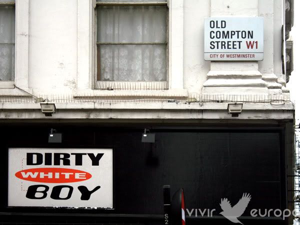 Old Compton Street en el Soho del Londres.