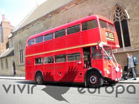 Autobús inglés antiguo usado en bodas.