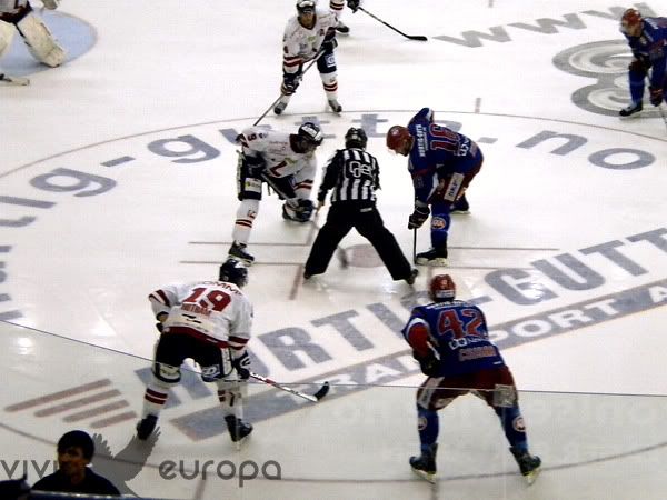 Partido de hockey sobre hielo en Noruega.