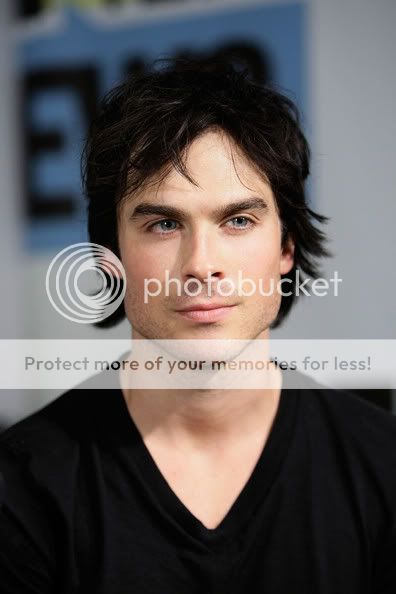 Ian Somerhalder - Sayfa 3 IanSomerhalderMySpaceMTVTowerDuringComicEW-KK2cJ_E_l