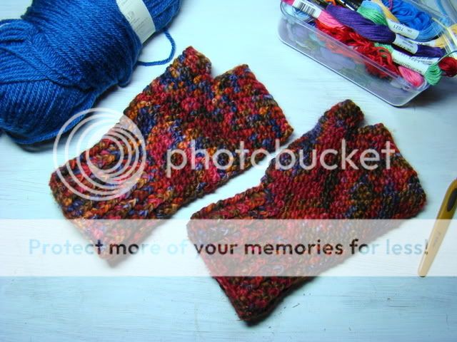 Bernat: Pattern Detail - Satin - Fingerless Gloves (knit)