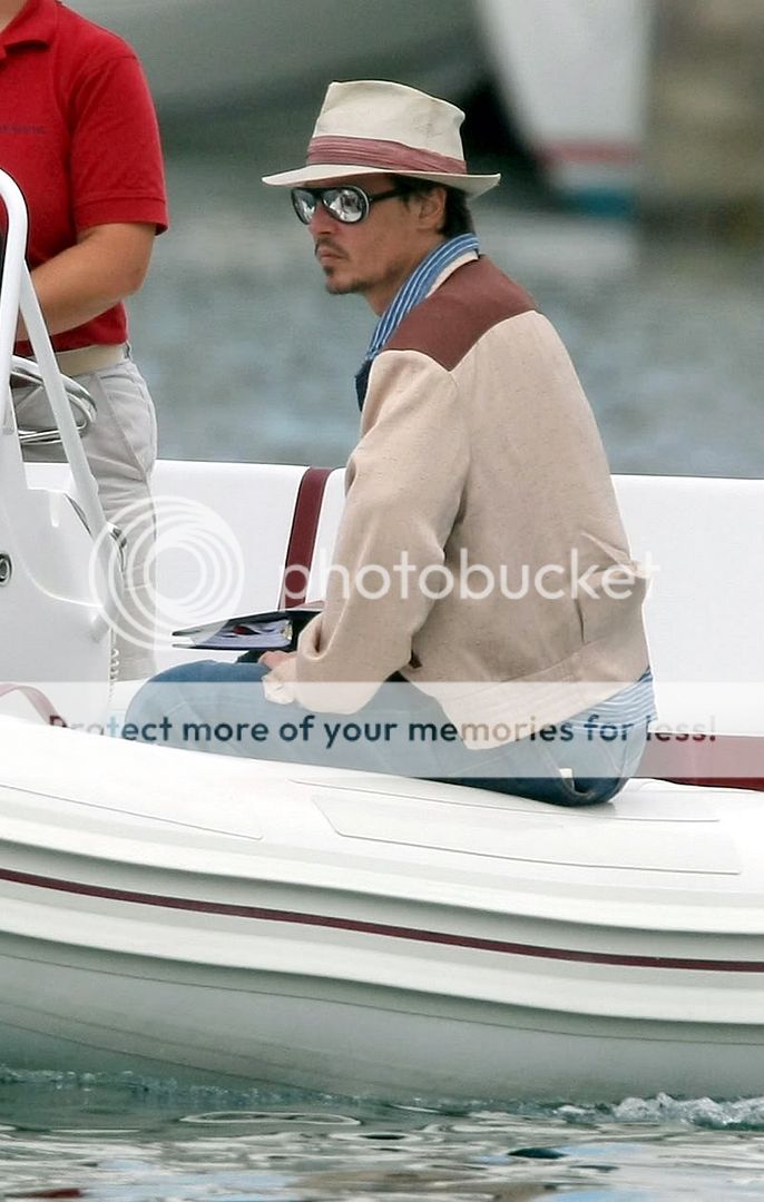 http://img.photobucket.com/albums/v115/IarrghhDepp/Movies/Rum%20Diary/BTS/2009Mar22_00005.jpg