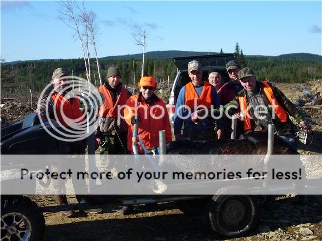 photo du buck a mon pere et de mon groupe Chasse20085