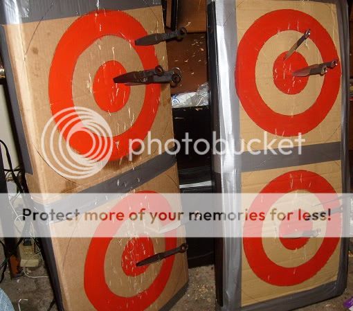 Easy Knife-Throwing Targets: Cardboard & Ductape S6302682