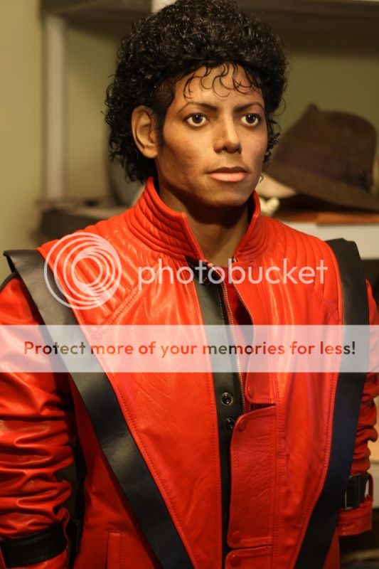 Busti raffiguranti Michael Jackson quasi alla perfezione - Pagina 2 Michael_jackson_lifesize_bust_mj_r_pic2_thriller__by_godaiking-d5aet1i