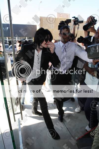 Michael Jackson foi visto em Los Angeles na ltima Quinta-feira (23/10). 02
