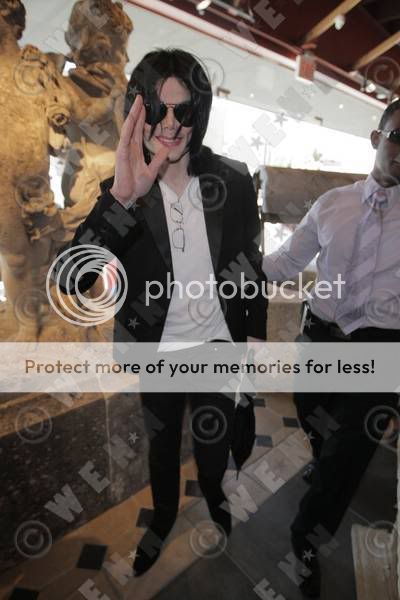 Michael Jackson foi visto em Los Angeles na ltima Quinta-feira (23/10). 03
