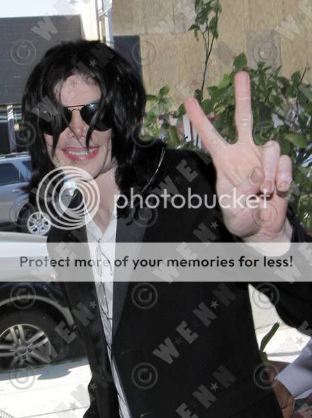 Michael Jackson foi visto em Los Angeles na ltima Quinta-feira (23/10). 09