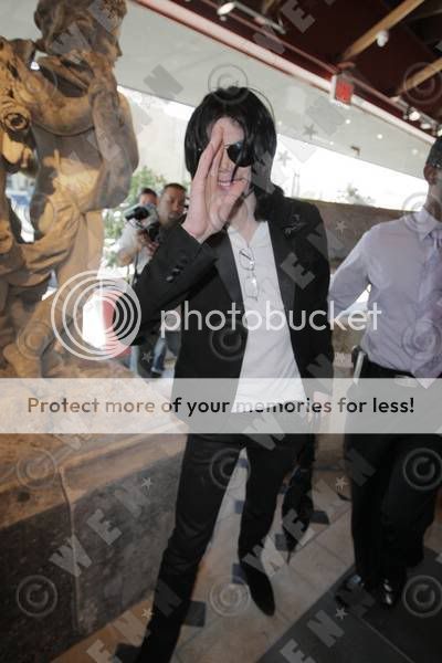 Michael Jackson foi visto em Los Angeles na ltima Quinta-feira (23/10). 10