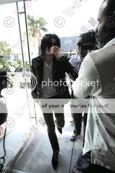 Michael Jackson foi visto em Los Angeles na ltima Quinta-feira (23/10). 11