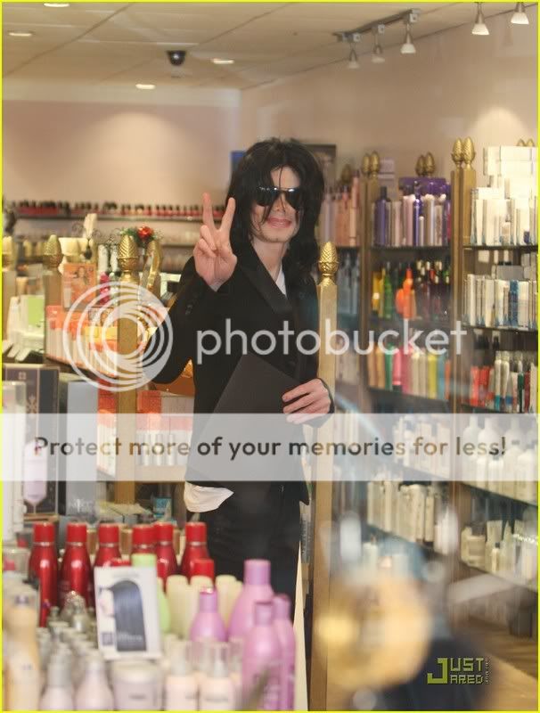 [SORTIE] Michael Jackson fait du shopping à Las Vegas (PHOTOS +UP 3 VIDEOS !!) 13