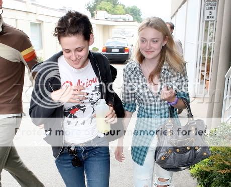 Kristen Stewart Imagenes/Videos  Paparazzi/ Estudio/ Eventos etc. (Mar 2009 - Jun 2010) - Página 4 KStewartDFanningEXCLU06_02