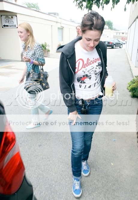 Kristen Stewart Imagenes/Videos  Paparazzi/ Estudio/ Eventos etc. (Mar 2009 - Jun 2010) - Página 4 KStewartDFanningEXCLU06_15