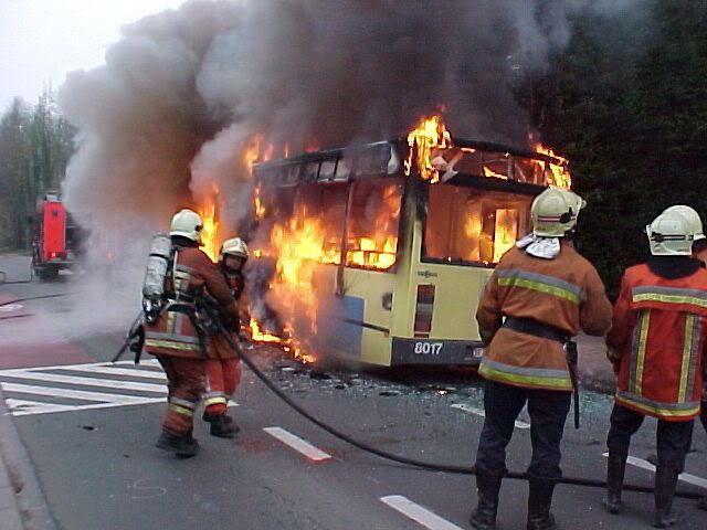 19/11/2002 : Incendie d'un bus à Uccle + photos 1911021