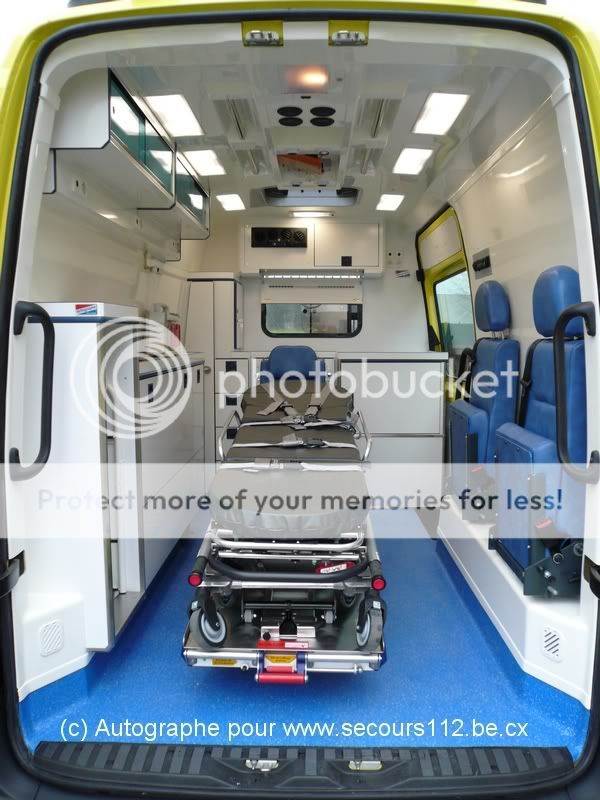 Mercedes sprinter 2006 en version ambulance par Autographe P1000014xs