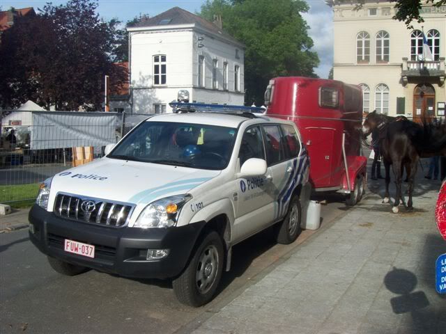 zone Uccle, Boitsfort, Auderghem : 2 Toyota Prius hybrides et un Land Cruiser pour la police HPIM7768