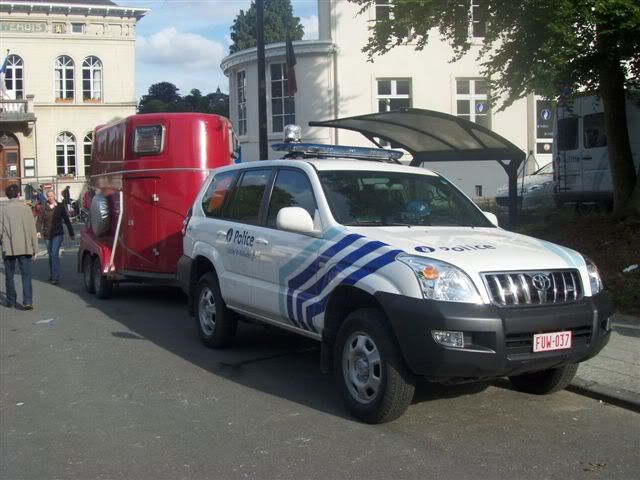 zone Uccle, Boitsfort, Auderghem : 2 Toyota Prius hybrides et un Land Cruiser pour la police HPIM7769