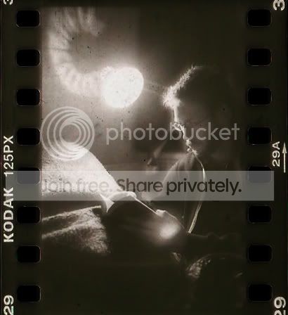 my hand is glowing 'cus of lense flare