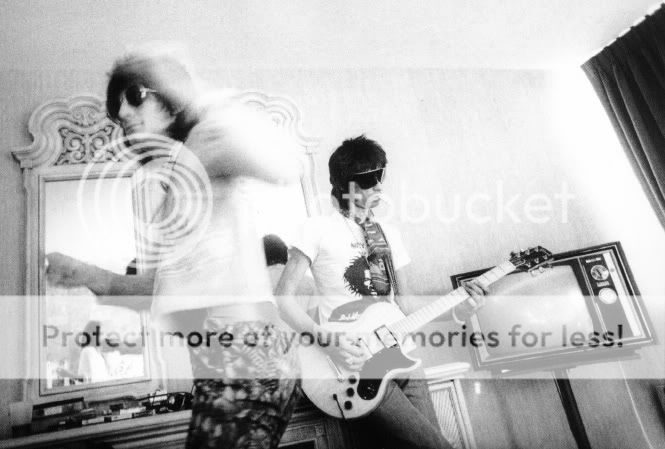 [GO] Las Guitarras de los Stones 1975_byChristopherSimonSykes