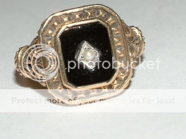 ANTIQUE STYLE 9CT GOLD ONYX & PEARL SQUARE TOP RING  