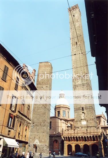 башен, собственно, две, Torre Azinelli - это та, что повыше, 97 с лишним метров. Вторая называется Torre dellaGarisenda и вдвое ниже