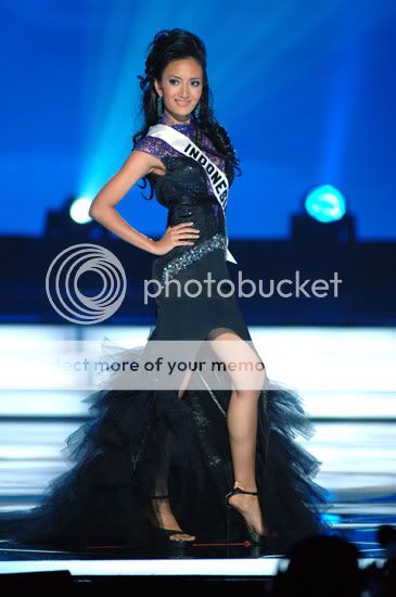 Ngắm Lại Các Thí Sinh Châu Á Tại Miss Universe 2005 Trong Trang Phục Dạ Hội Indonesia