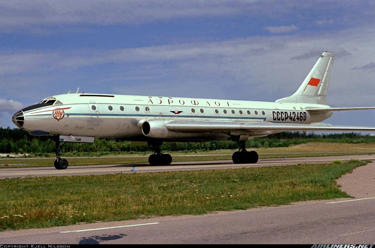 Первый реактивный пассажирский самолет. Ту-104 пассажирский самолёт. Туполев ту 104. Самолет Туполева ту 104. Пассажирский лайнер «ту-104».
