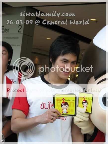 Pics: 26-05-09  [ [ Cee & Amy @ Central World ] ] Picture085