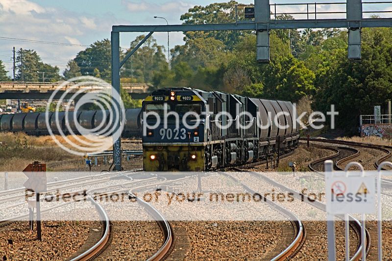 Coals to Newcastle 2015 (The Hunter valley route) 15%2004%2001%20007%209023%2015%20and%2011%20coal%20train%20at%20Maitland