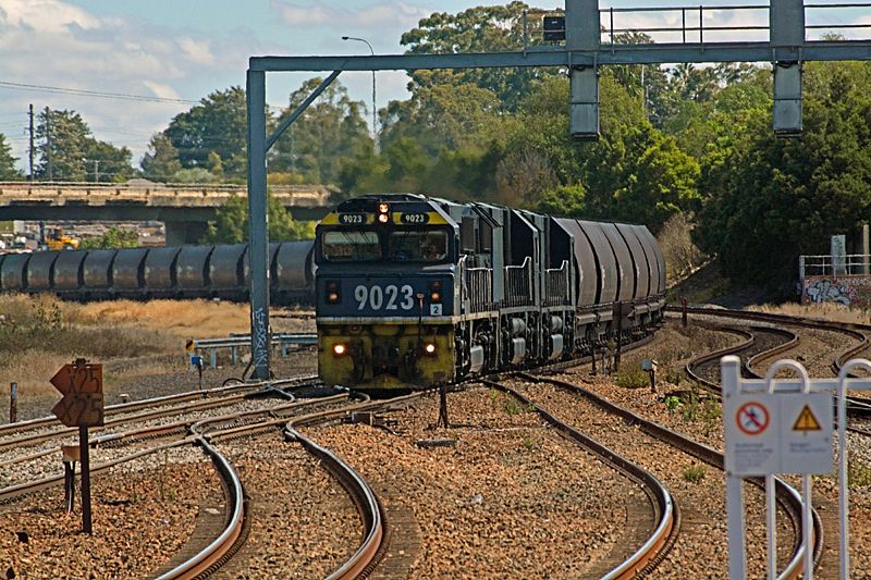 Coals to Newcastle 2015 (The Hunter valley route) 15%2004%2001%20007%209023%2015%20and%2011%20coal%20train%20at%20Maitland