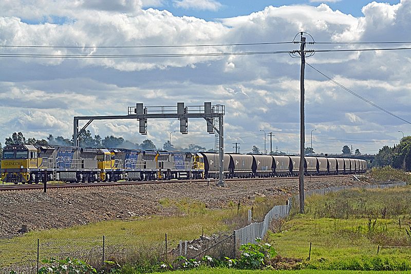 Coals to Newcastle 2015 (The Hunter valley route) 15%2004%2001%20033%20Glencore%20XRN006%20026%20and%20010%20approaching%20Maitland