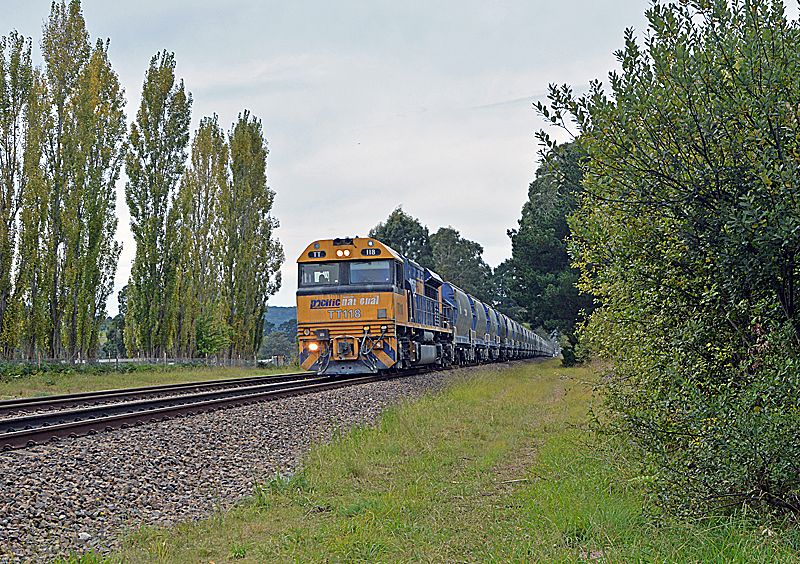 The Short South Route to Mossvale. 15%2004%2002%20005%20TT118%20Grain%20train