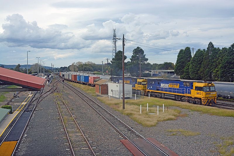 The Short South Route to Mossvale. 15%2004%2002%20022%20NR72%20NR35%20Intermodal%20%20Passing%20Moss%20Vale