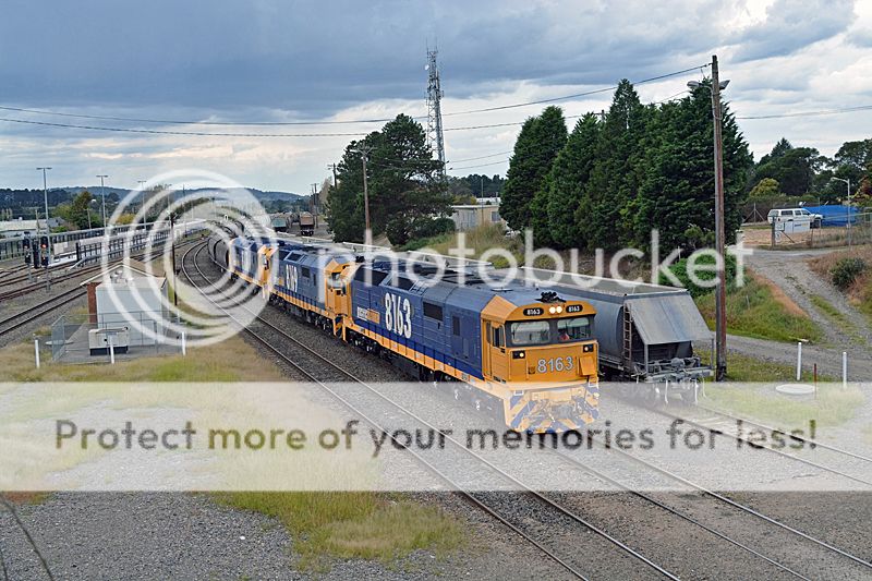 The Short South Route to Mossvale. 15%2004%2002%20023%208163%208169%208101%20Grain%20train%20off%20the%20Unaderra%20branch%20Moss%20Vale