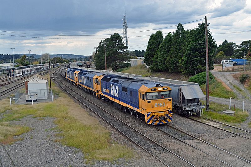 The Short South Route to Mossvale. 15%2004%2002%20023%208163%208169%208101%20Grain%20train%20off%20the%20Unaderra%20branch%20Moss%20Vale