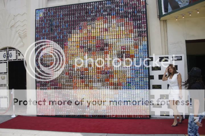 Mosaico de Michael feito com latas de refrigerantes foi inaugurado 46440_104030366323303_101625766563763_34601_315588_n