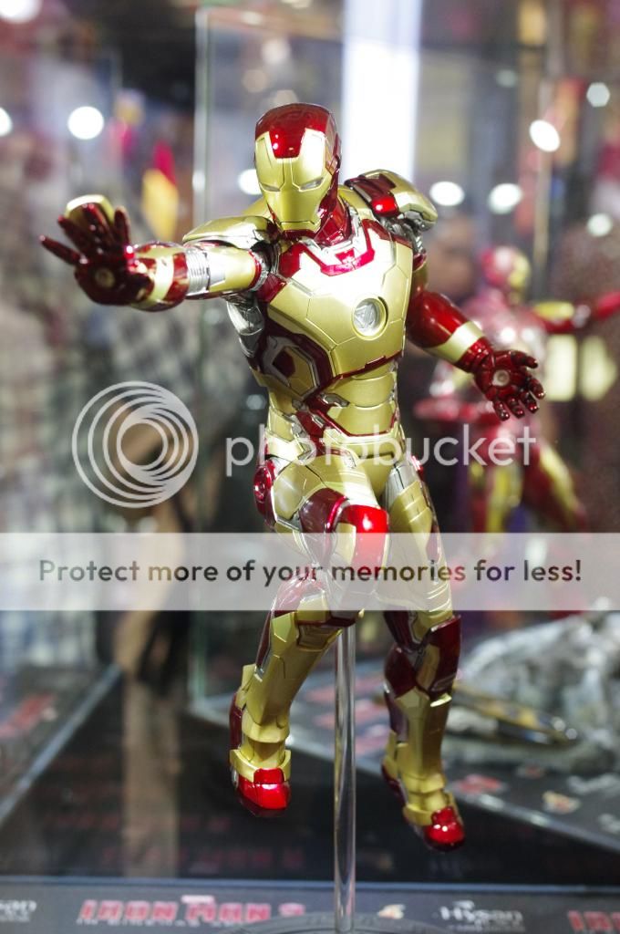 ironman@suit up (k-r   35mm f2.4)